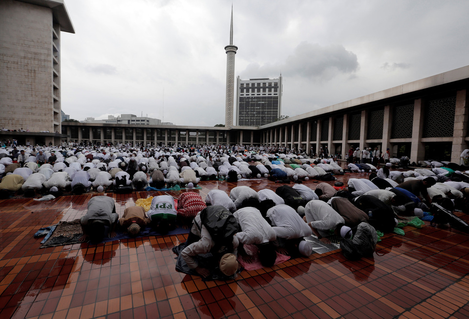 Protesters pray during a rally against Jakarta Governor Basuki Tjahaja Purnama inside Istiqlal Mosque in Jakarta on Feb. 11, 2017. (Reuters Photo/Beawiharta)