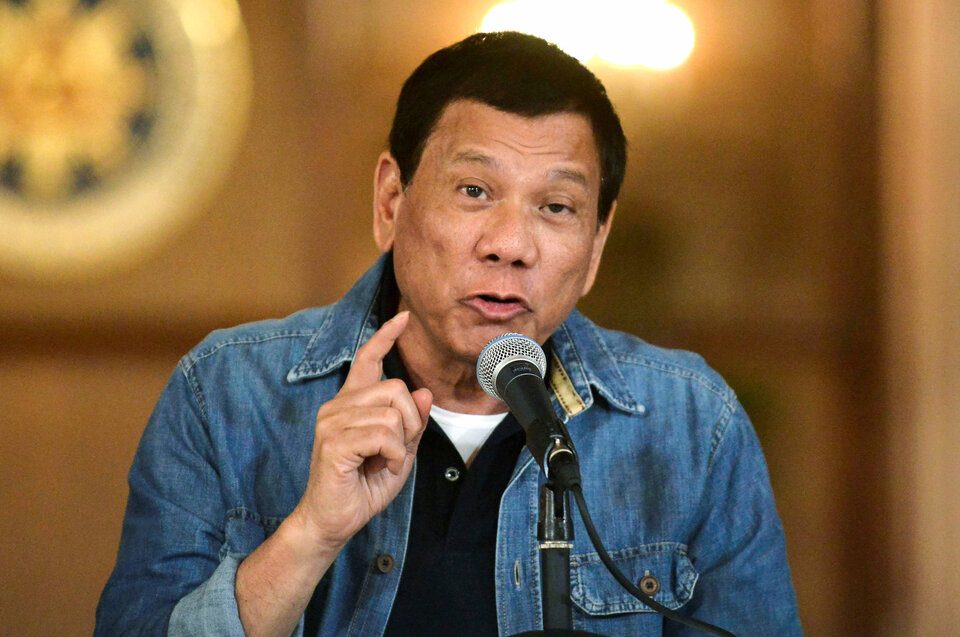 Philippine President Rodrigo Duterte said on Friday (17/02) he had ordered the anti-money laundering council to make public his bank accounts, a day after one of his staunchest critics revived allegations of millions of dollars of hidden assets.  (Reuters Photo/Ezra Acayan)