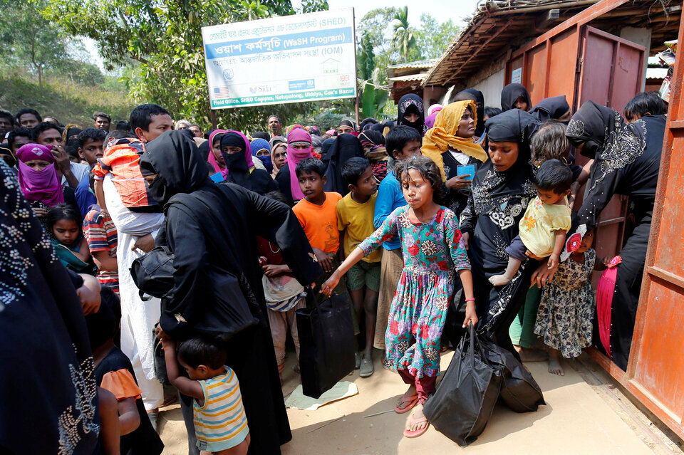 Rohingya refugees collect aid supplies including food and medicine, sent from Malaysia at Kutupalang Unregistered Refugee Camp in Cox’s Bazar, Bangladesh on Wednesday (15/02). (Reuters Photo/Mohammad Ponir Hossain)