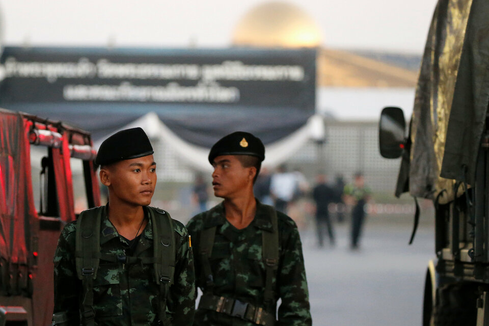 Thai army personnel stand outside Dhammakaya temple in Pathum Thani province, Thailand February 16, 2017. (Reuters Photo/Jorge Silva)