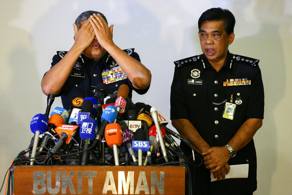 Malaysia's Royal Police Chief Khalid Abu Bakar demonstrates to the media during a news conference on Wednesday (22/02) how two women, one of them Indonesian citizen Siti Aisyah, rubbed poison on Kim Jong-nam's face. (Reuters Photo/Athit Perawongmetha)
