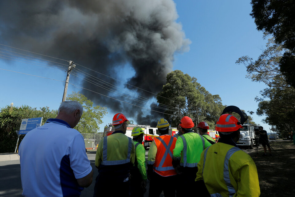 A thick plume of black smoke rose above the Sydney skyline on Thursday (23/02) as scores of firefighters battled a huge blaze at a recycling plant in the western suburbs of Australia's largest city. (Reuters Photo/Jason Reed)