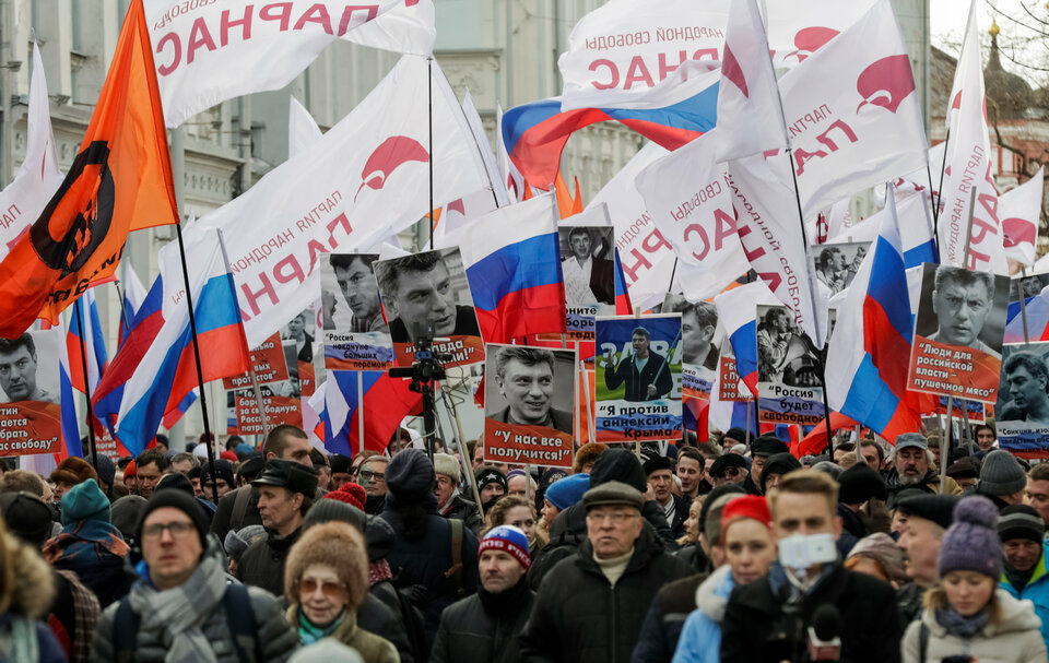 Thousands of Russians marched through the centre of Moscow on Sunday (26/02) to honor opposition leader Boris Nemtsov two years after he was gunned down near the Kremlin walls, and to call for further investigations into his killing. (Reuters Photo/Tatyana Makeyeva)