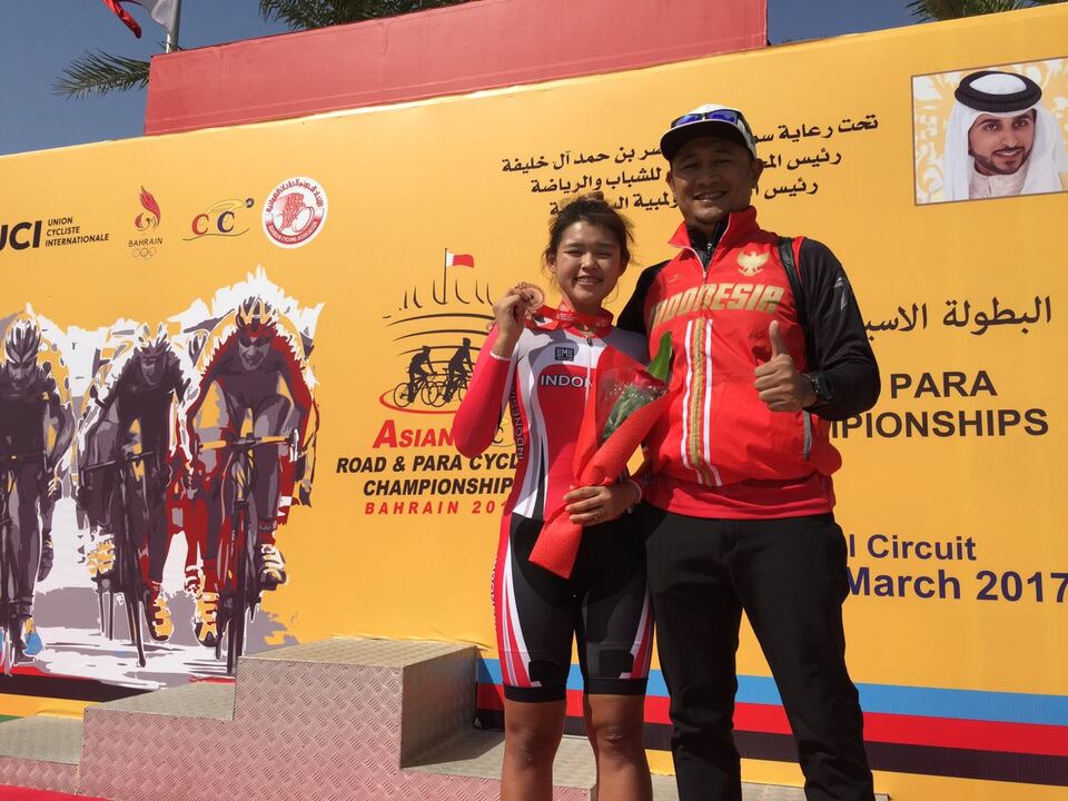 Angel poses with team manager Budi Saputro after winning bronze on Sunday (26/02). (Photo courtesy of the Indonesian Cycling Federation)
