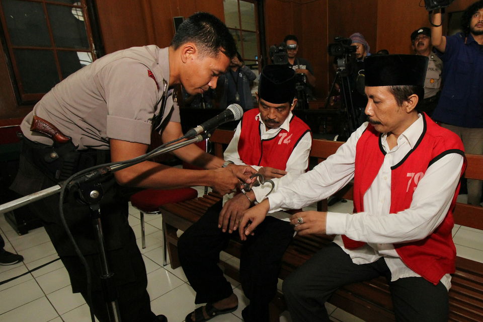 Indonesia's Corruption Eradication Commission (KPK) nabbed high-ranking auditors from the Supreme Audit Agency (BPK) and other government officials during two separate sting operations in Jakarta on Friday (26/05) for alleged involvement in a bribery case. (Antara Photo/Didik Suhartono)