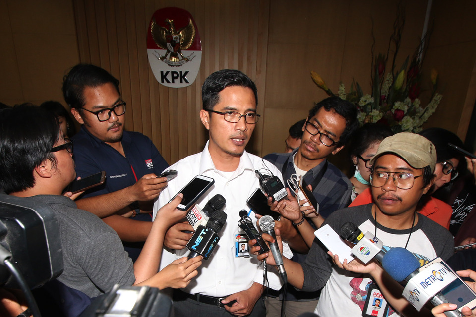 Antigraft investigators arrested six people, allegedly including a district head, in sting operations in the provinces of South Kalimantan and East Java on Thursday (04/01), a spokesman said. (Antara Photo/Rivan Awal Lingga)
