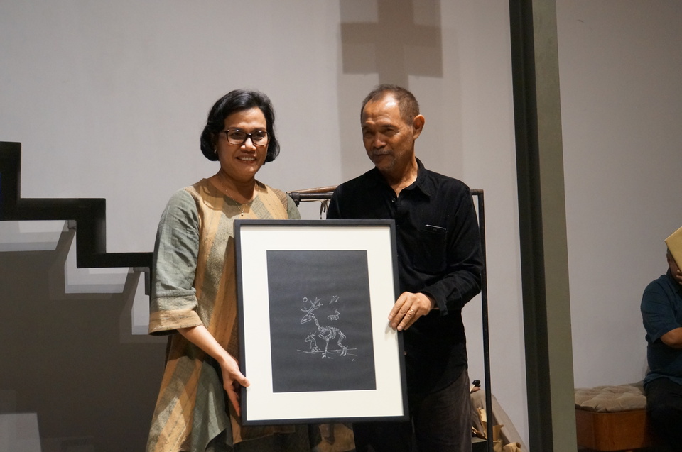 Finance Minister Sri Mulyani Indrawati, left, opened the 'Kata, Gambar' exhibition by poet Goenawan Mohamad, right, at Dia.Lo.Gue Artspace in Kemang, South Jakarta, on Friday (10/02). (JG Photo/Dhania Putri Sarahtika)