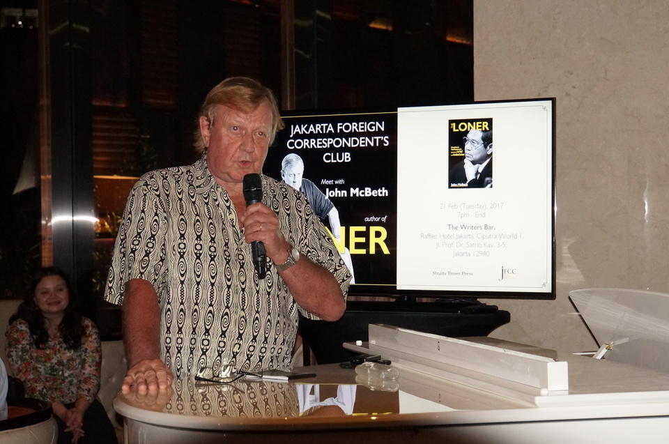 Journalist John McBeth introduces his new book, 'The Loner: President Yudhoyono's Decade of Trial and Indecision' at The Writers Bar in Raffles Hotel, Jakarta, on Tuesday (21/02). (JG Photo/Dhania Putri Sarahtika)
