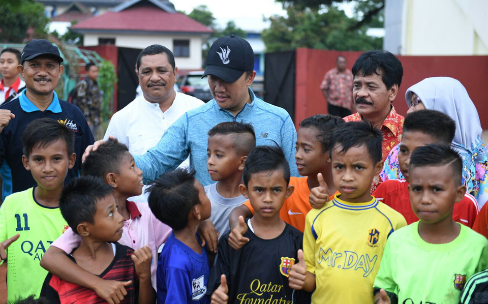 Sports Minister Imam Nahrawi, center, with students in Ambon, Maluku. (Photo courtesy of the Sports Ministry)