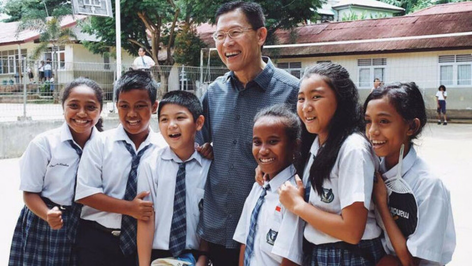 James T. Riady poses with schoolchildren during his visit to Lentera Harapan School in Ambon, Maluku, on Dec. 8. (B1 Photo) 