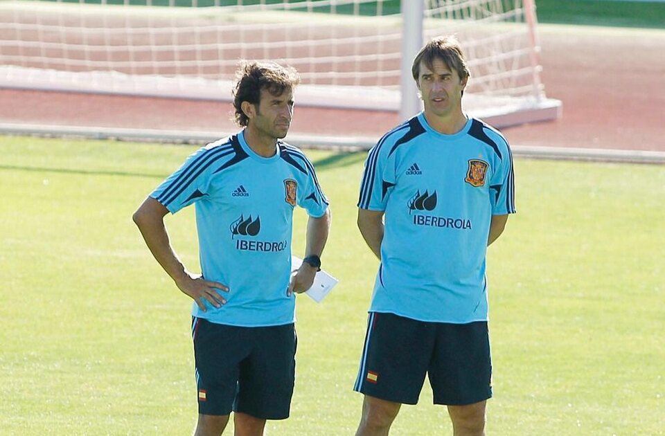 New Indonesia head coach Luis Milla Aspas, left, and current Spain manager Julen Lopetegui when they were coaching Spain's U21 team. (Photo courtesy of Julen Lopetegui's Twitter account)