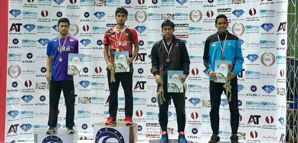 Indonesian shuttler Panji Ahmad Maulana, second from left, on the podium after winning the men's single title at the 26th Iran Fajr International Challenge in Tehran on Sunday (12/02). (Photo courtesy of the PBSI)