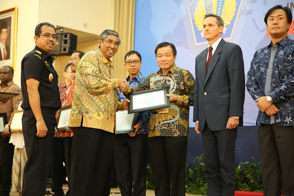 Deputy Finance Minister Mardiasmo, gave the authorized economic operator (AEO) certificate to Riau Andalan Pulp and Paper (RAPP) in Jakarta on Tuesday (21/02). (Photo courtesy of RAPP)