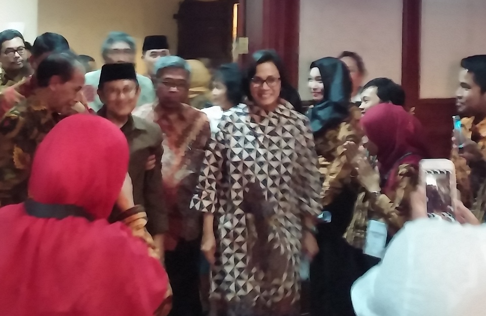 Finance Minister Sri Mulyani Indrawati, center, is welcomed before addressing alumni of the Indonesia Endowment Fund for Education (LPDP) at the offices of the Finance Ministry in Jakarta on Monday evening (06/02). (JG Photo/Amal Ganesha)