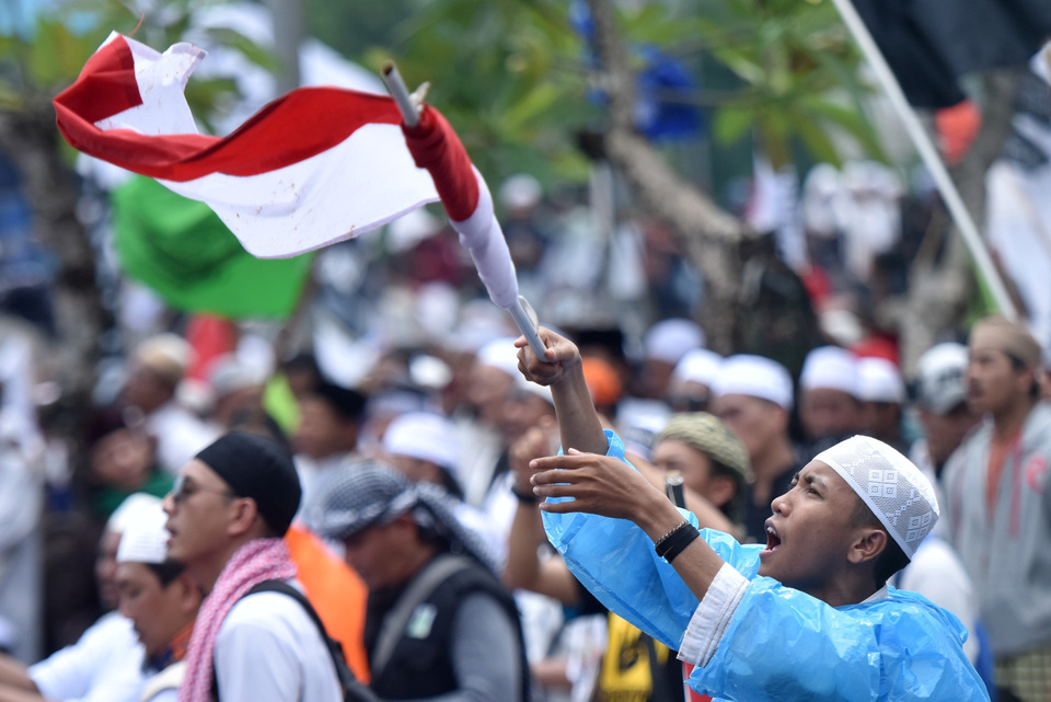 Muslim groups demonstrate in front of Parliament House in Jakarta on Tuesday (21/02), demanding the suspension of Jakarta Governor Basuki Tjahaja Purnama who is currently standing trial on blasphemy charges. (Antara Photo/Wahyu Putro A.)