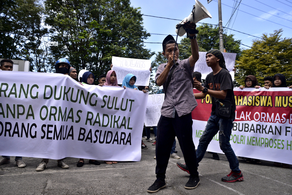 University students protest in front of the Democratic Party headquarters in Manado, North Sulawesi, on Saturday (11/02) to demand the disbandment of radical groups like the FPI. (Antara Photo/Adwit B. Pramono)
