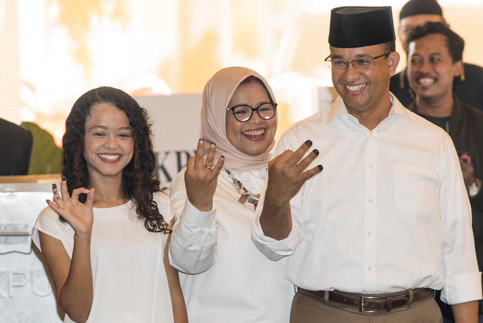 Jakarta governor candidate Anies Baswedan cast his vote with his wife and daughter at a polling station in West Cilandak, South Jakarta, on Wednesday morning (15/02). (Antara Photo/M. Agung Rajasa)