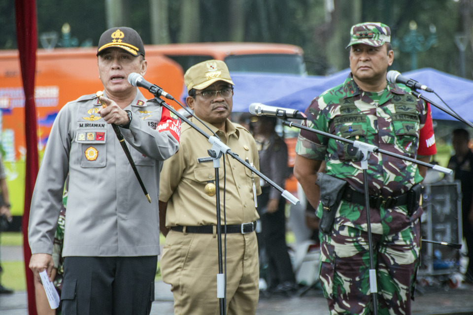 Jakarta Police chief Insp. Gen. M. Iriawan, left, on Saturday (11/02) sent a strong message to those who would tamper with Jakarta's gubernatorial election and disrupt the order. (Antara Photo/Aprillio Akbar)