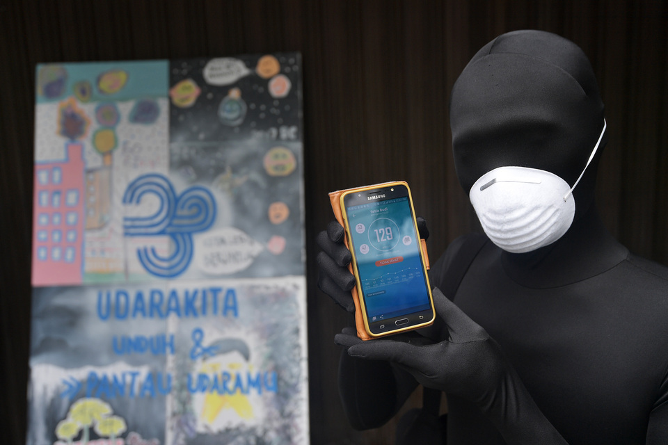 Greenpeace Indonesia launched a mobile application on Tuesday (14/02) that can be used to monitor air quality. (Antara Photo/Sigid Kurniawan)