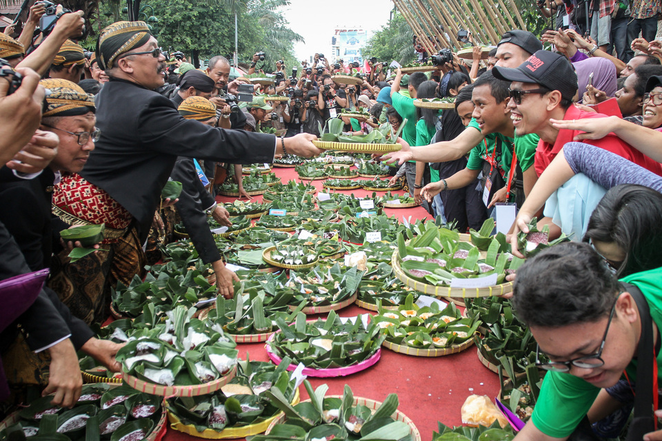Traditional Indonesian dishes were introduced to domestic and foreign visitors during a culinary festival at Manahan Stadium in Solo, Central Java, on April 6-9. (Antara Photo/Mohammad Ayudha)