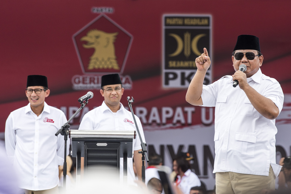 Prabowo Subianto, the chairman of the Great Indonesia Movement Party (Gerindra), campaigns for Jakarta gubernatorial candidate Anies Baswesdan and his running mate Sandiaga Uno on Sunday (05/01).  (Antara/M. Agung Rajasa)