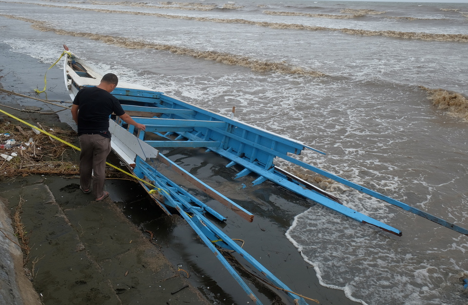The remains of a passenger boat are stranded at the Tope Jawa Beach in Takalar, South Sulawesi, on Sunday (05/02). (Antara Photo/Sahrul Manda Tikupadang)