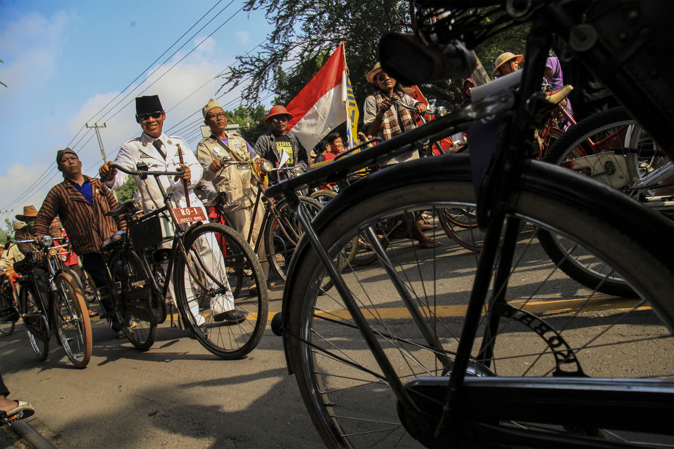 Cyclists evoke the spirit of Tempo Doeloe with a parade of vintage bicycles in downtown Solo, Central Java, on Sunday (19/02). (Antara Photo/Maulana Surya)