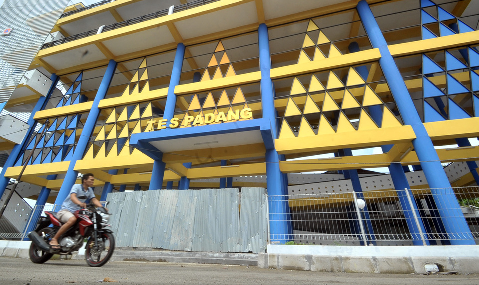 A motorist passes in front of a tsunami shelter in Ulak Karang, Padang, West Sumatra, on Tuesday (07/02). Padang government is currently assessing the feasibility, capacity and conditions of the shelters in the district. (Antara Photo/Iggoy el Fitra)