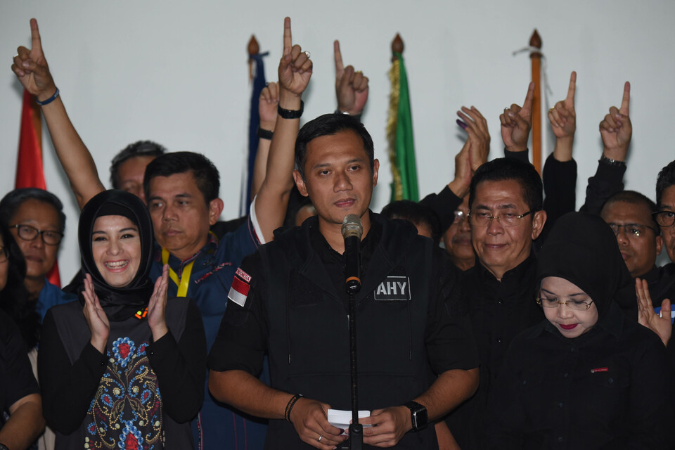 Agus Harimurti Yudhoyono, center, accompanied by running mate Sylviana Murni, right, conceding defeat in the Jakarta gubernatorial election on Wednesday evening (15/02). (Antara Photo/Akbar Nugroho Gumay)
