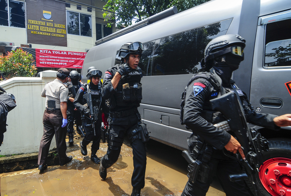 Police say no casualties had been reported from a terror attack near Pandawa Park in Cicendo, Bandung, West Java, on Monday morning (27/02).  (Antara Photo/Novrian Arbi)