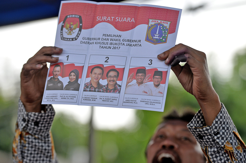 Election officer counts the votes during the Feb. 15 Jakarta governor election. (Antara Photo/Widodo S. Jusuf)
