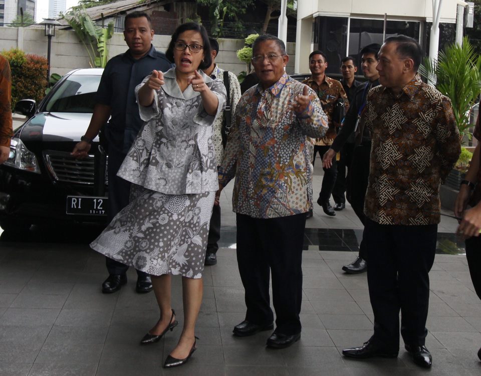 Finance Minister Sri Mulyani, the chairwoman of the special team responsible for selecting the Financial Services Authority (OJK) board of commissioners, accompanied by team members Darmin Nasution, center, and Agus Martowardojo, right, when handing over the list of candidates' names to the Corruption Eradication Commission (KPK) on Feb 9. (Antara Photo/Reno Esnir)