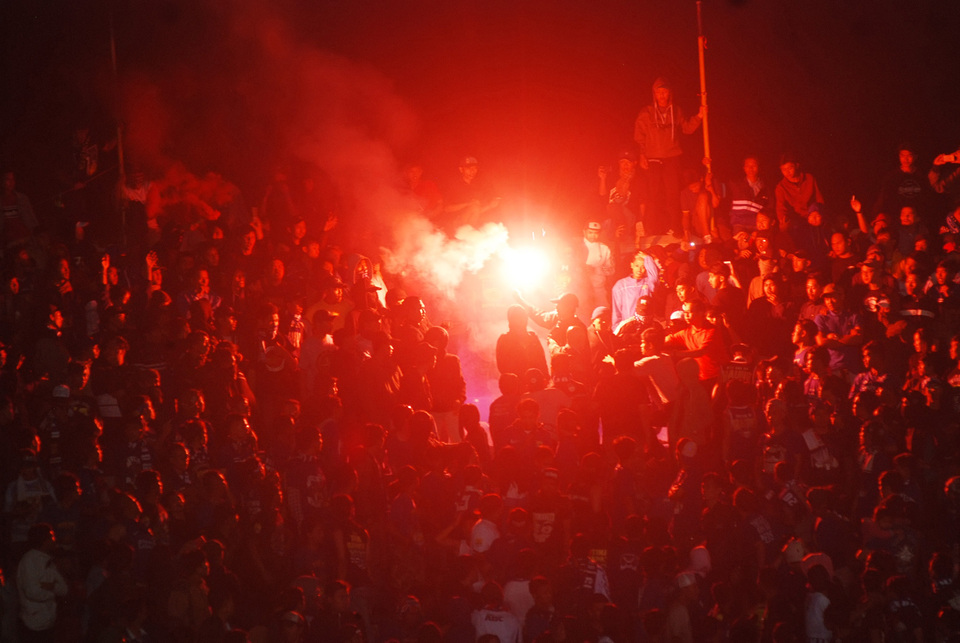 Persib Bandung supporters light flares at the Jalak Harupat Stadium in Bandung, West Java, on Sunday (12/02). (Antara Photo/Fahrul Jayadiputra) 