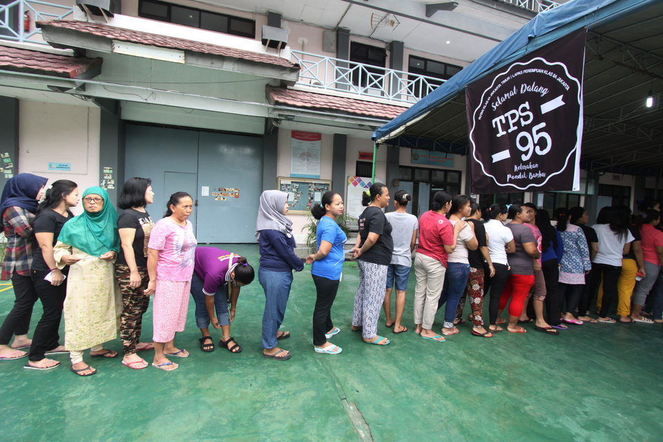 Inmates at the Pondok Bambu Women's Prison line up to cast their vote during the first round of the Jakarta gubernatorial election on Feb. 15. (Antara Photo/Reno Esnir)