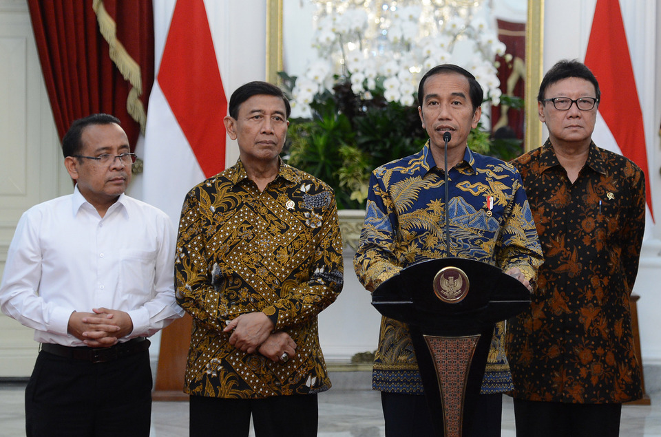 President Joko Widodo, second from right, delivers a press conference at the Presidential Palace on Thursday (16/02) to praise the success of the nationwide regional elections on Feb. 15. (Antara Photo/Krishadiyanto)