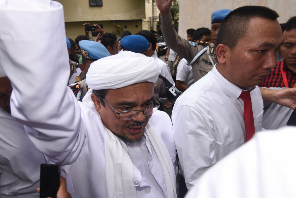 Police added firebrand cleric Rizieq Shihab to its most wanted list on Wednesday (31/05), after officially naming the Islamic Defenders' Front, or FPI, leader a suspect in an ongoing pornography case on Monday. (Antara Photo/Akbar Nugroho Gumay)