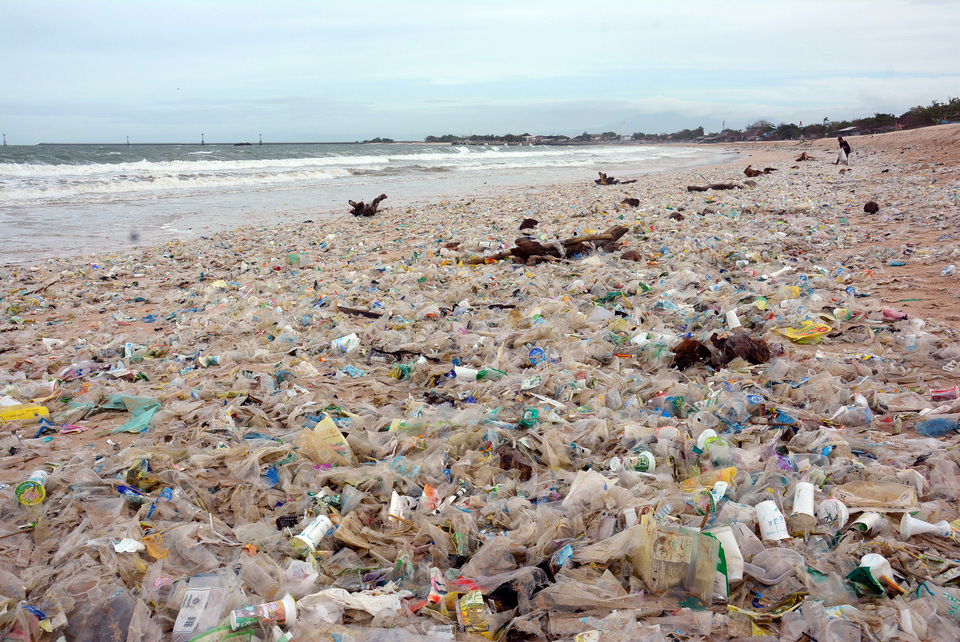 A sea of plastic waste on Kedonganan Beach, Badung, Bali. (Antara Photo/Wira Suryantala)