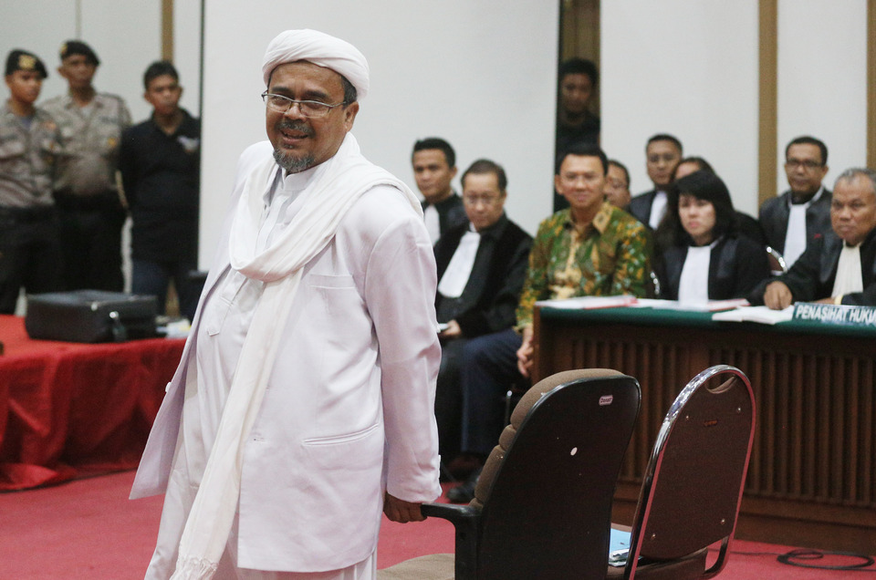 Jakarta Police will issue a summons to firebrand cleric Rizieq Shihab regarding his alleged involvement in a pornographic texting scandal following his return from a pilgrimage to Mecca.(Antara Photo/Ramdani)
