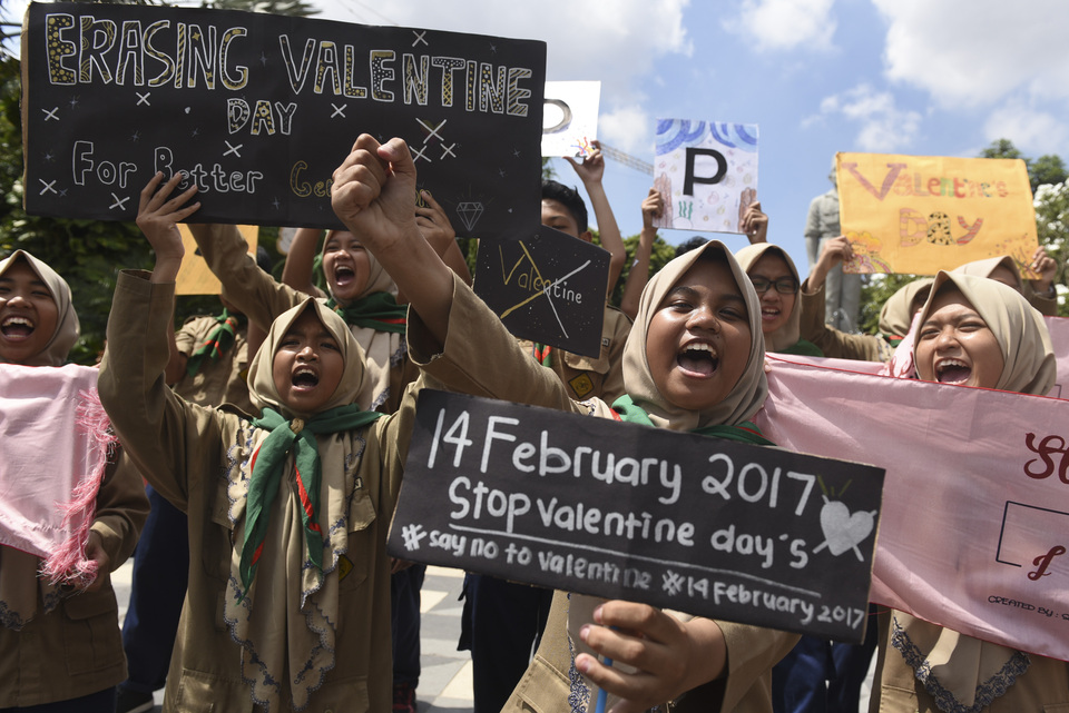 Students of Muhammadiyah junior high school in Surabaya, East Java, rally on Monday (13/02) against the commemoration of the Valentine's Day, claiming it is not part of Indonesian culture. (Antara Photo/Zabur Karuru)
