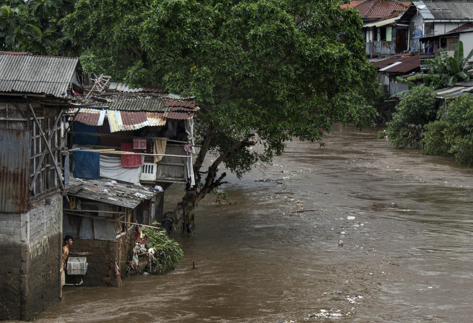 Shanties still dominate the banks of the Ciliwung River in Manggarai, Central Jakarta, on Friday (17/02). (Antara Photo/Aprillio Akbar)