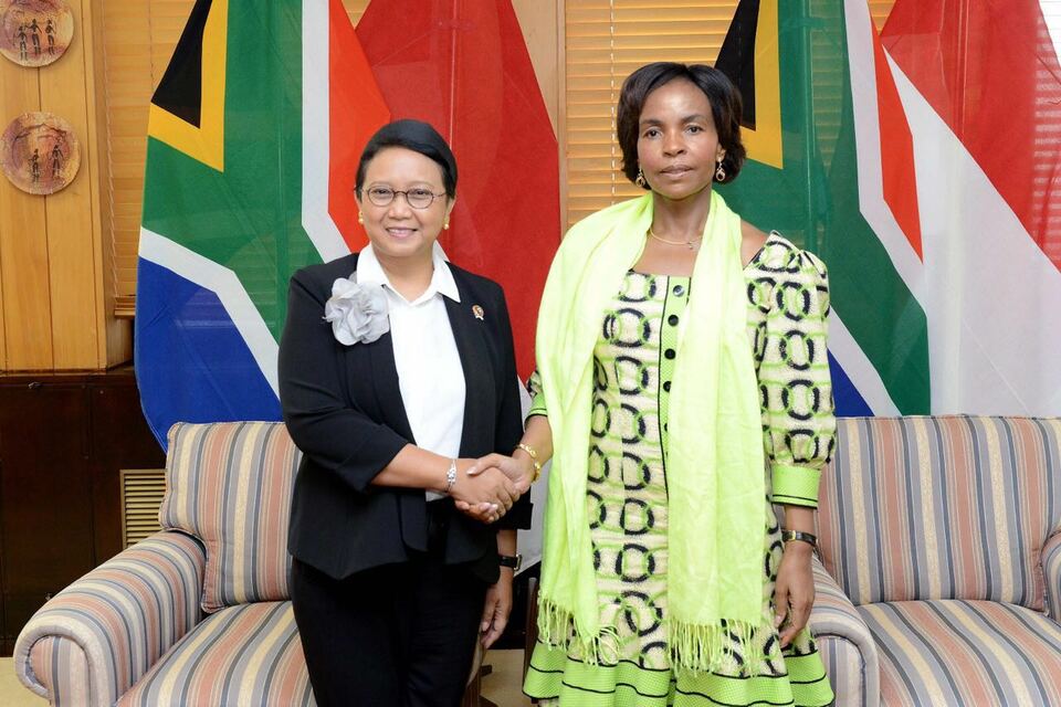 Foreign Minister Retno Marsudi meets with her South African counterpart Maite Nkoana-Mashabane in Cape Town on Monday (06/02). (Photo courtesy of the Foreign Ministry)