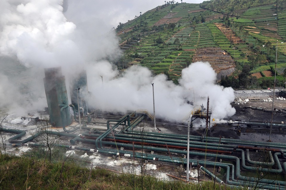 Indonesia aims to become the world's second largest geothermal power producer this year and overtake the Philippines by reaching the capacity of 1,908 megawatts. (Antara Photo/Anis Efizudin)