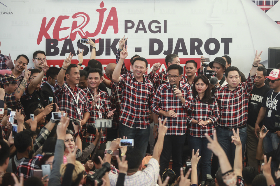 Jakarta Governor Basuki 'Ahok' Tjahaja Purnama and his running mate Djarot Saiful Hidayat, center, are ahead in the polls just days out from the Jakarta gubernatorial election runoff. (Antara Photo/Muhammad Adimaja)