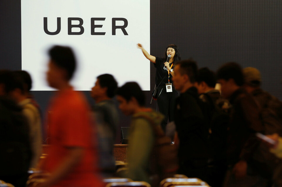 The Ministry of Communication and Information Technology will block consumer access to app-based ride-hailing services if those companies are found to violate stipulations outlined in the controversial revision to a 2016 ministerial regulation, set to come into effect on Saturday (01/04). (Reuters Photo/Beawiharta)
