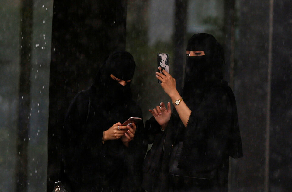 After Saudi police briefly arrested a woman who appeared in an online video wearing an 'indecent' skirt and crop top, many Saudis sprang to her defense on social media on Wednesday (19/07). (Reuters Photo/Faisal Al Nasser)