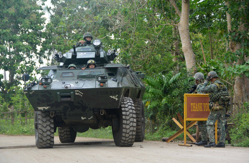 Philippine troops have rescued three Malaysians held captive by Abu Sayyaf rebels, the military said on Monday (27/03), the second such operation in four days as security forces step up offensives against the notorious Islamist group. (Reuters Photo/Nickee Butlangan)