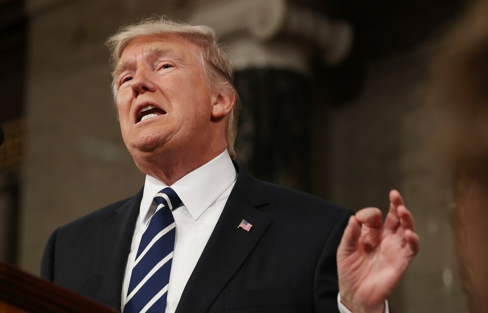 United States President Donald Trump held out the possibility on Sunday (03/04) of using trade as a lever to secure Chinese cooperation against North Korea and suggested Washington might deal with Pyongyang's nuclear and missile programs on its own if need be. (Reuters Photo/Jim Lo Scalzo)