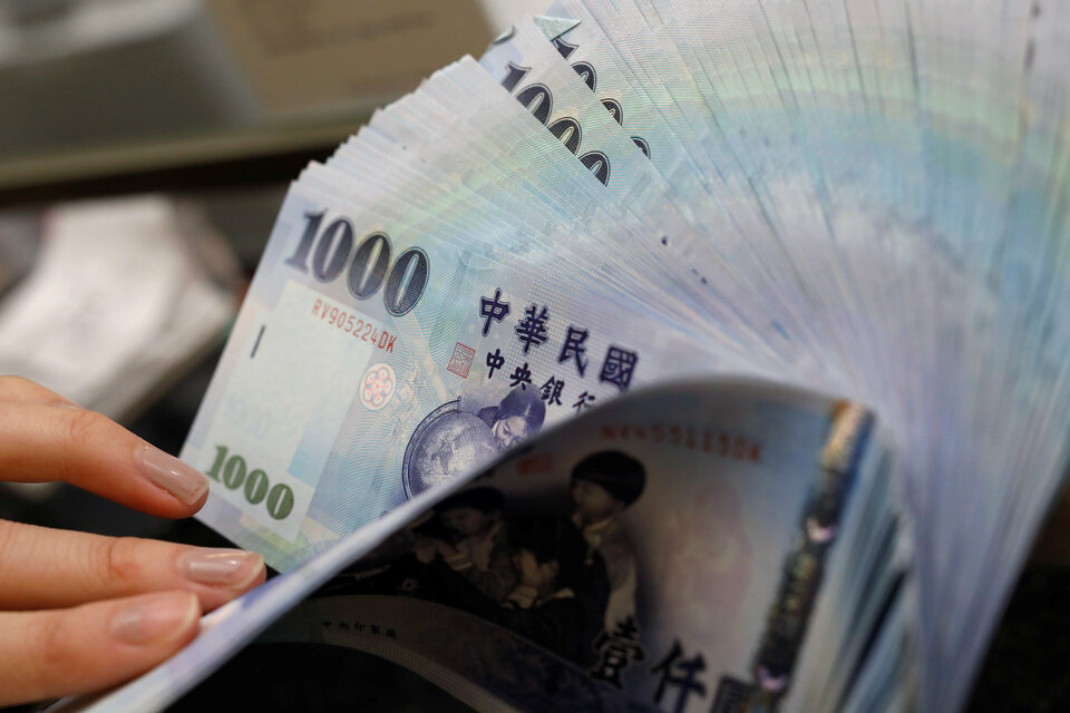 Taiwan's central bank deputy governor said on Wednesday (03/05) volatility in the local currency against the United States dollar is 'unavoidable' but that it would not intervene in response to continuing foreign fund inflows.(Reuters Photo/Tyrone Siu)
