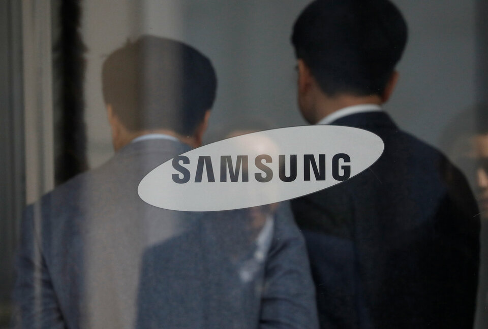 Samsung chief Jay Y. Lee has handpicked 13 top lawyers to defend him against charges of bribing the South Korean president, nearly all of them former judges or prosecutors, according to the court where one of the richest men in the country will be tried. (Reuters Photo/Kim Hong-Ji)