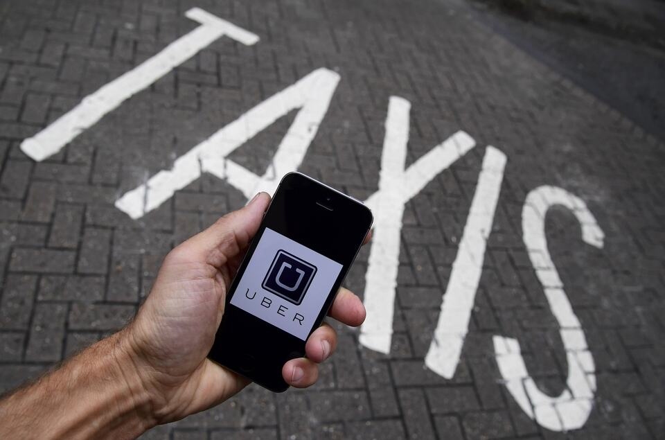 Australia's workplace regulator on Wednesday (28/06) said it is investigating US ride-hailing firm Uber Technologies Inc over the way it recruits drivers, after a drivers group sought employee rather than subcontractor status. The Fair Work Ombudsman plans to focus on whether the San Francisco-based startup, which makes apps that allow people to book journeys on their smartphones, is in breach of Australian workplace rules, a spokesman said.
 (Reuters Photo/Toby Melville)